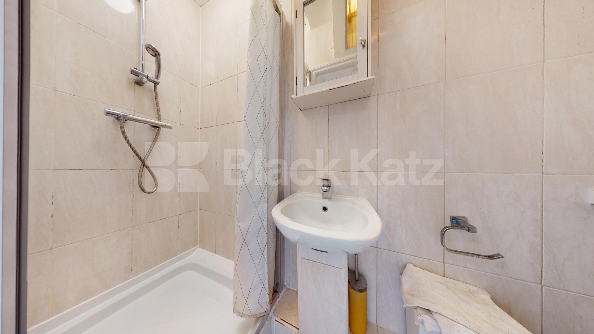 Stylish 3 Bedroom Flat on Quiet Residential Street Rochester Road, Camden